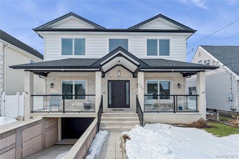 207 Pershing Parkway Mineola NY 11501