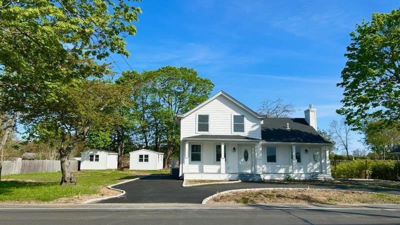 Main Road, East Marion, Hamptons, NY - 3 Bedrooms  
3 Bathrooms - 