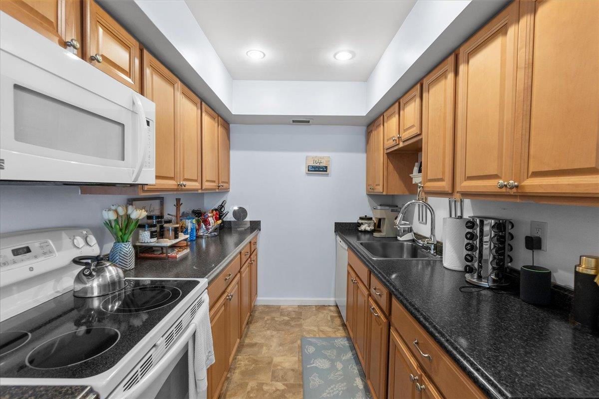 Oceanside, New York 11572, United States, 2 Bedrooms Bedrooms, ,2 BathroomsBathrooms,Residential,Active,175702