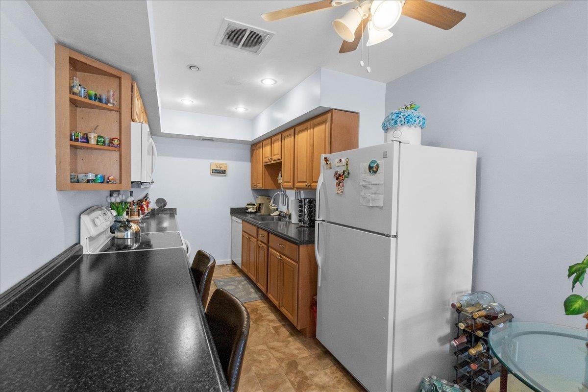 Oceanside, New York 11572, United States, 2 Bedrooms Bedrooms, ,2 BathroomsBathrooms,Residential,Active,175702