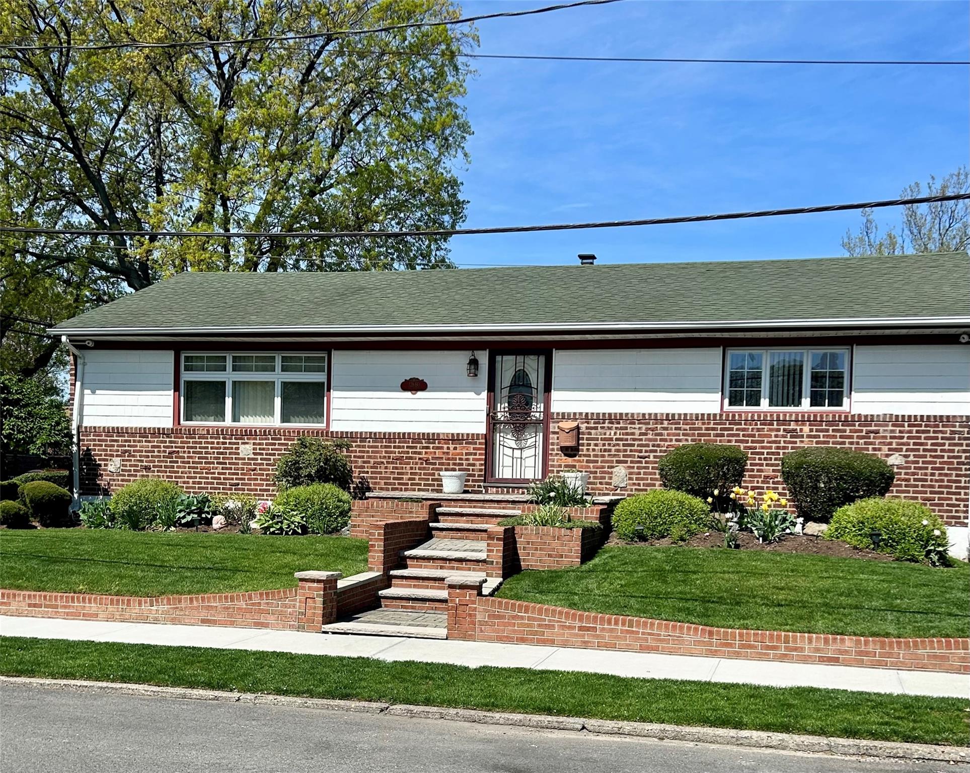 236th St, Rosedale, Queens, NY - 3 Bedrooms  
2 Bathrooms  
7 Rooms - 
