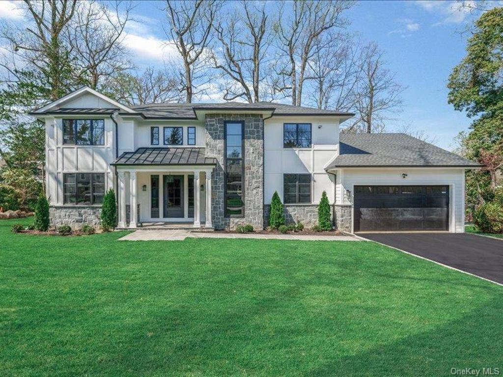 Photo of 22 OLD FIELD Lane, Great Neck, NY 11020 (MLS # 985887)