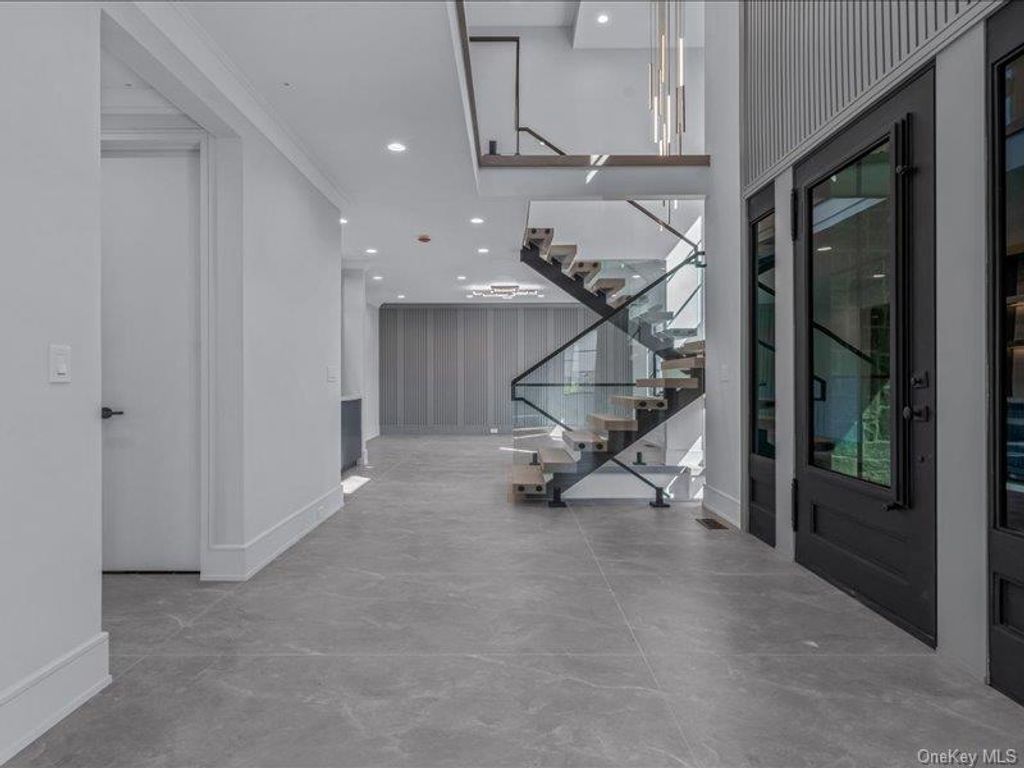 Photo of 22 OLD FIELD Lane, Great Neck, NY 11020 (MLS # 985887)