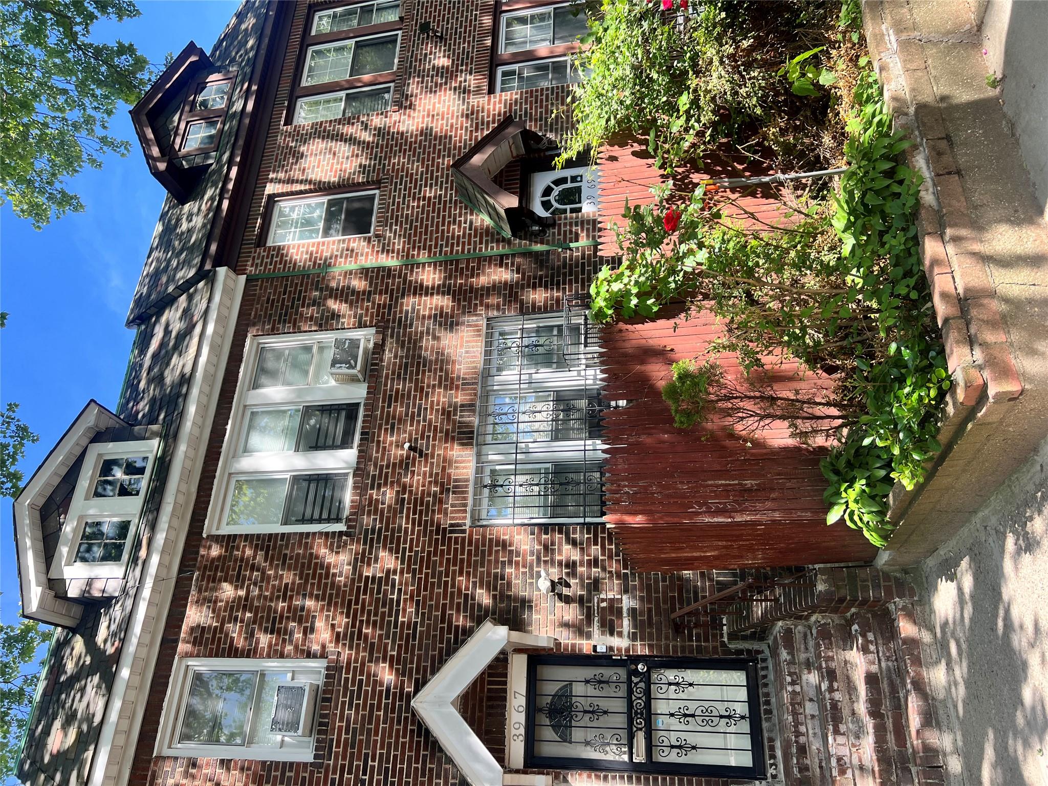 Rental Property at 50th Street 1Fl, Woodside, Queens, NY - Bedrooms: 2 
Bathrooms: 1 
Rooms: 4  - $3,200 MO.