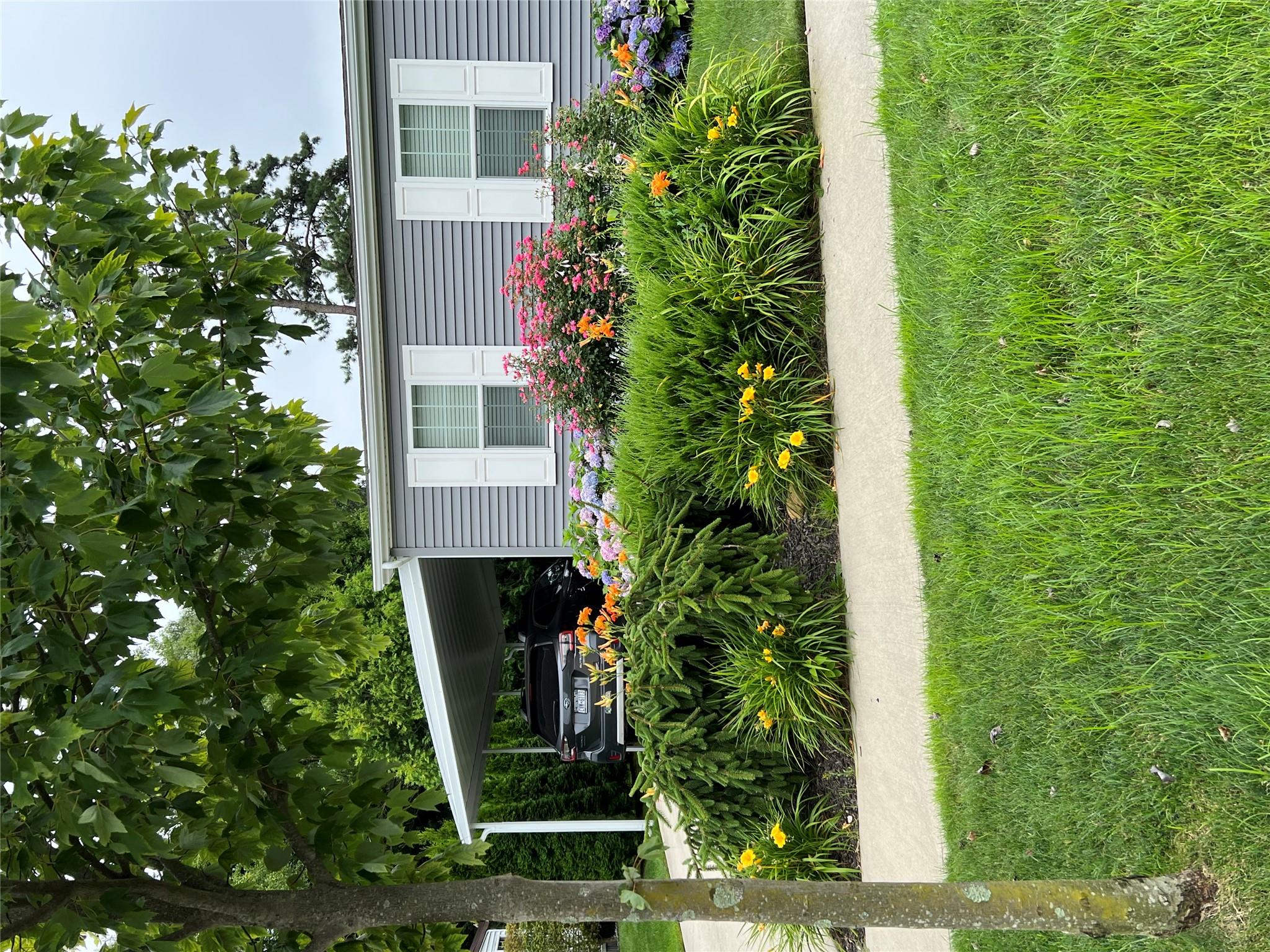 1661 N Old Country Road #412, Riverhead, Florida image 5