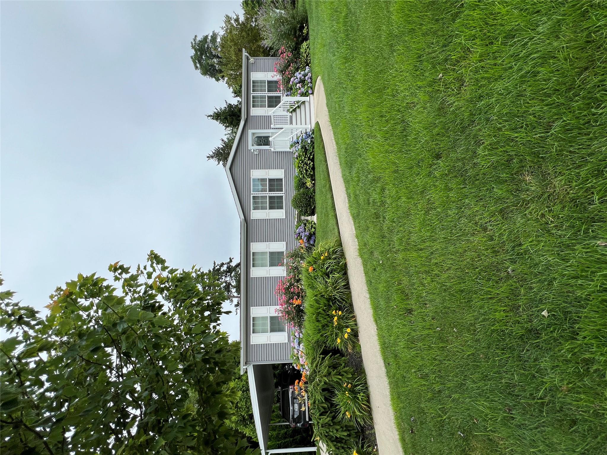 1661 N Old Country Road #412, Riverhead, Florida image 3