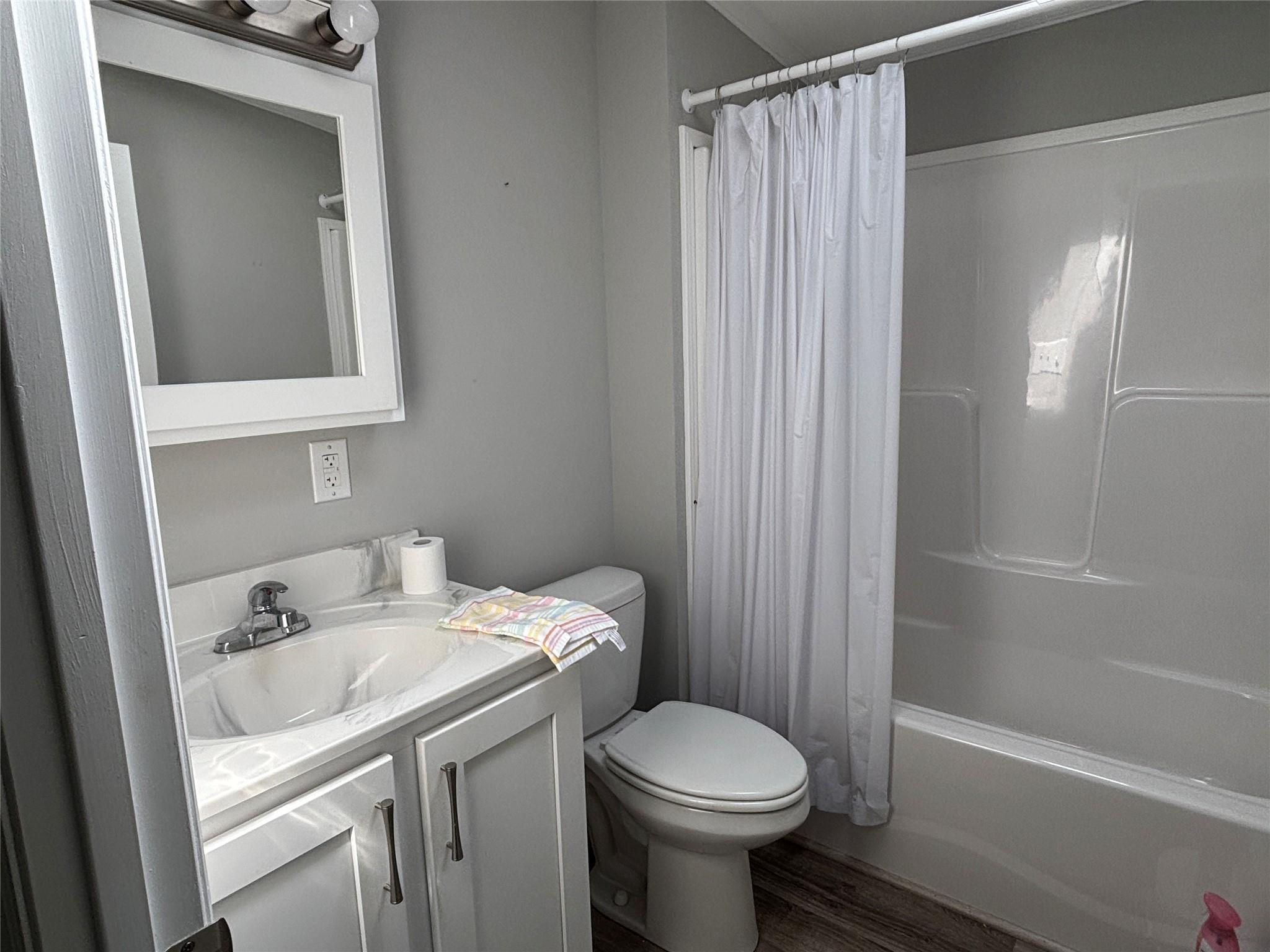 1661 N Old Country Road #412, Riverhead, Florida image 33