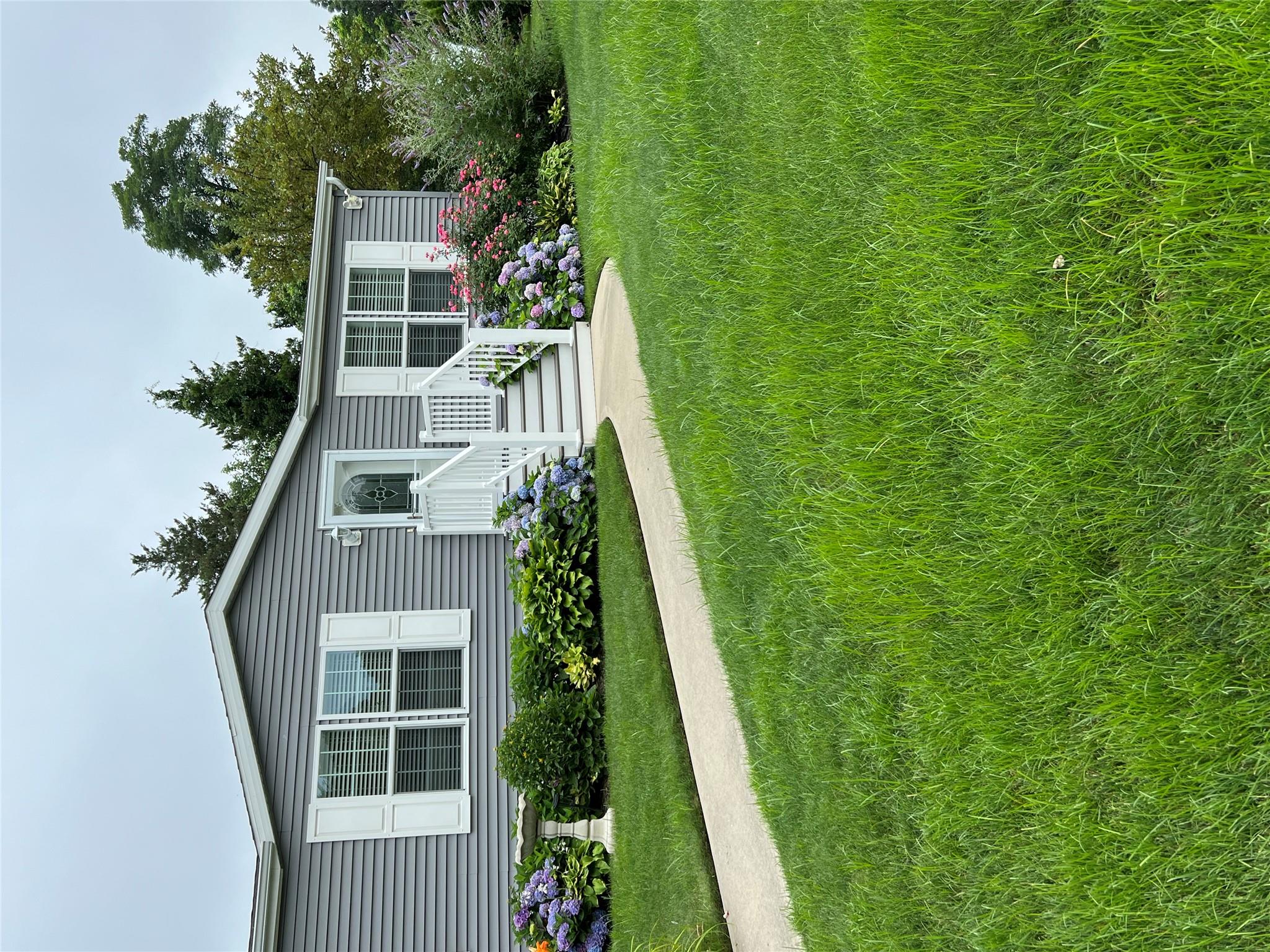 1661 N Old Country Road #412, Riverhead, Florida image 2