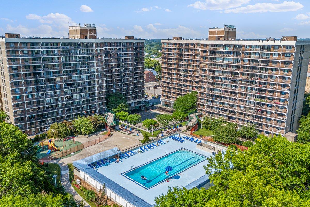 Property for Sale at Union Turnpike 4G, Flushing, Queens, NY - Bedrooms: 2 
Bathrooms: 2 
Rooms: 5  - $649,000