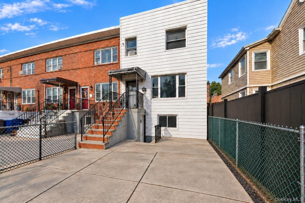 Photo of 276 Swinton Avenue, Bronx, NY 10465 (MLS # 1055901)