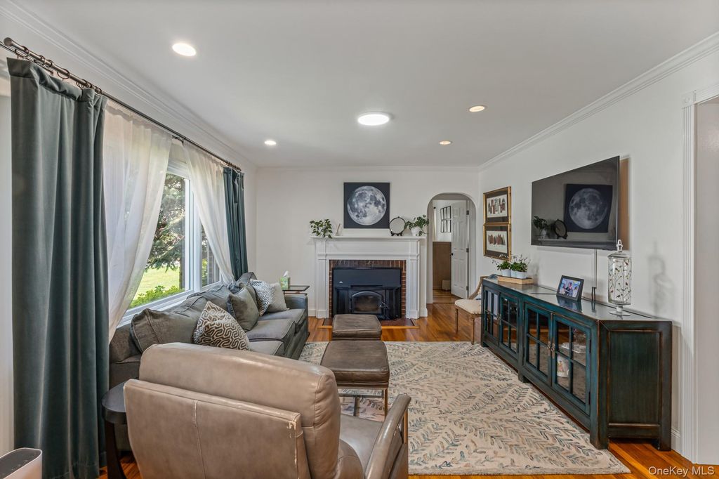 Photo of 638 Lakeview Avenue, Rockville Centre, NY 11570 (MLS # 985079)