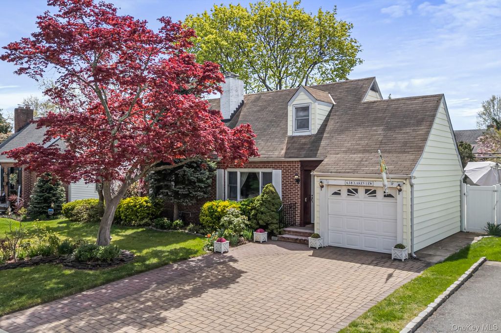 Photo of 638 Lakeview Avenue, Rockville Centre, NY 11570 (MLS # 985079)