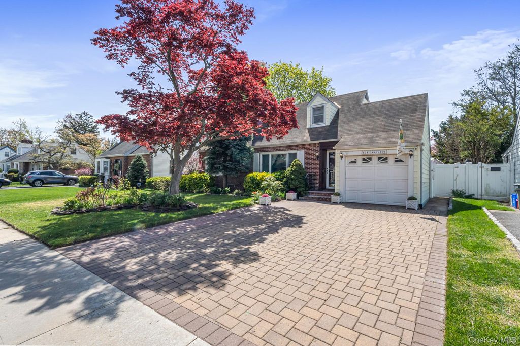 Photo of 638 Lakeview Avenue, Rockville Centre, NY 11570 (MLS # 985079)