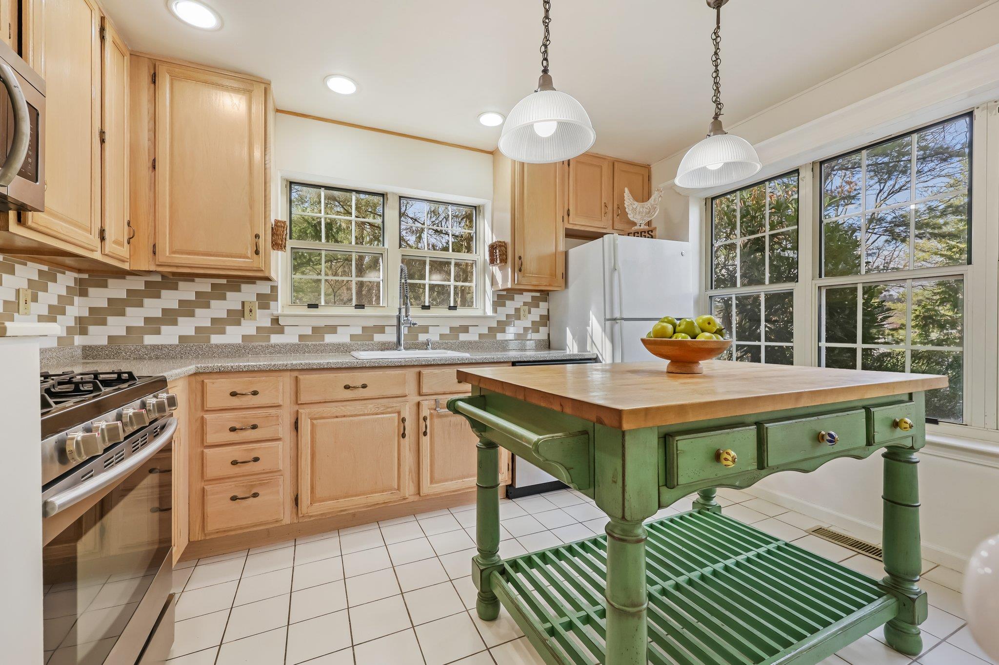 601 Pondside Drive, White Plains, Florida image 4