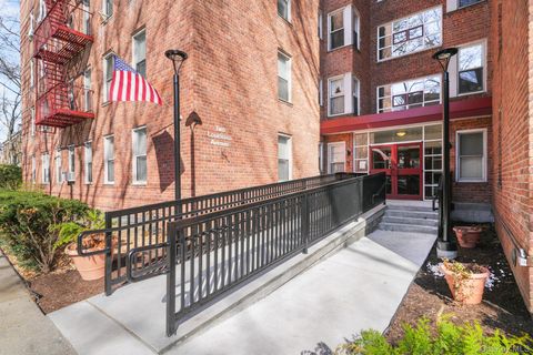 2 Louisiana Avenue 4H Bronxville NY 10708
