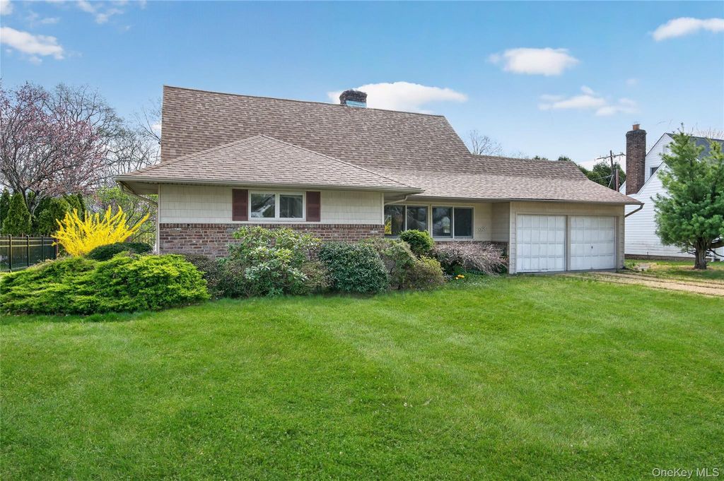 Photo of 23 Pell Terrace, Garden City, NY 11530 (MLS # 985907)