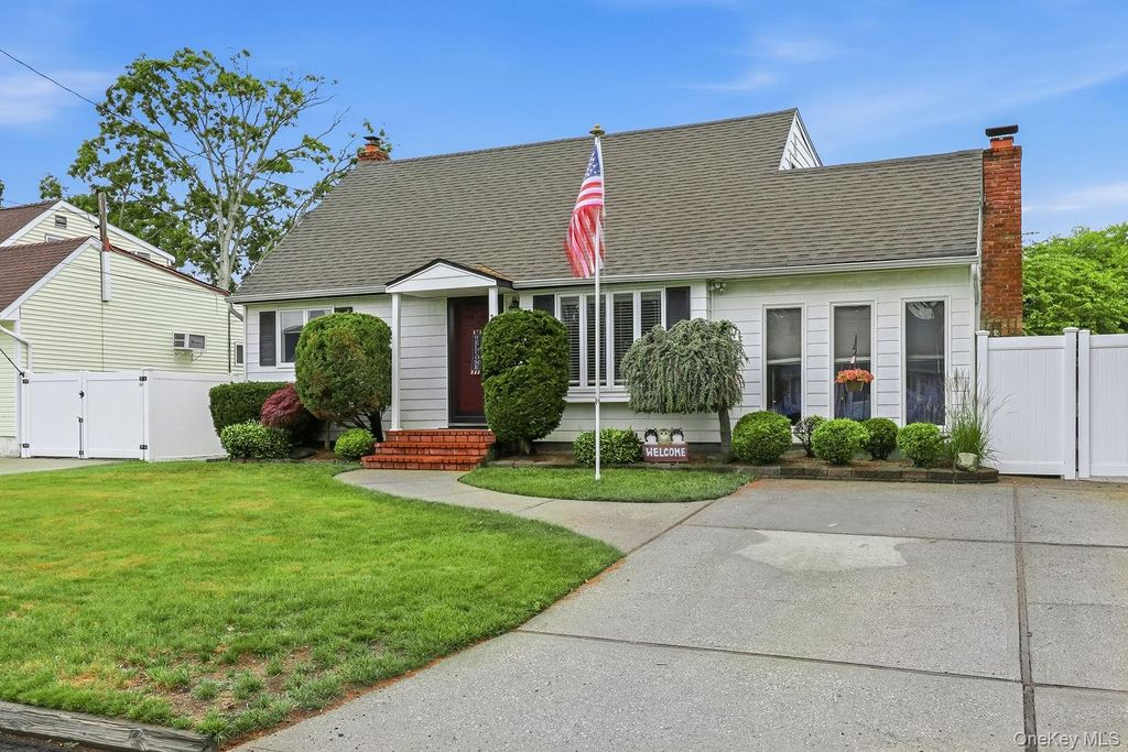 Photo of 246 29th Street, Lindenhurst, NY 11757 (MLS # 1023703)