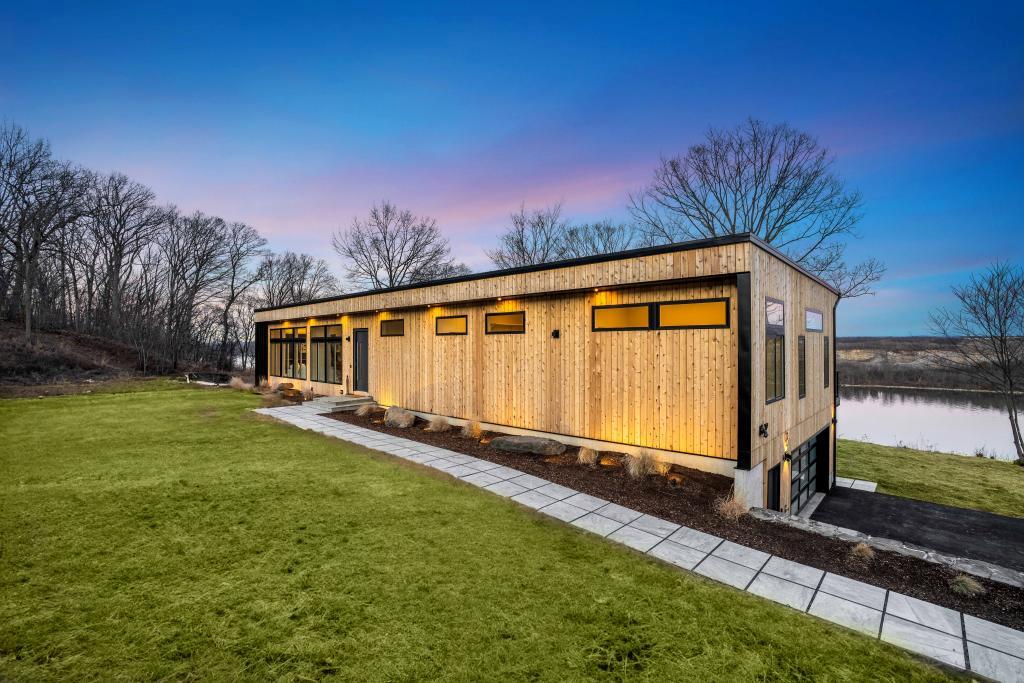 8 River Vista Drive, Marlboro, New York image 3