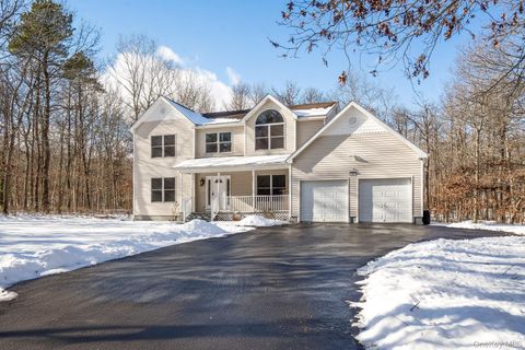 Photo of 400 Eastport Manor Road, Manorville, NY 11949 (MLS # 949016)