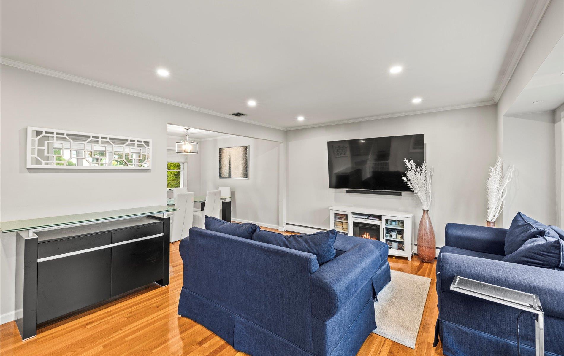 19 Walter Court, Commack, New York image 7