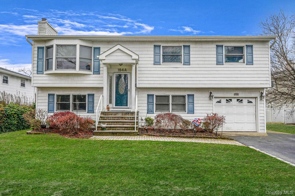 Photo of 154A Woodrow Parkway, West Babylon, NY 11704 (MLS # 943226)