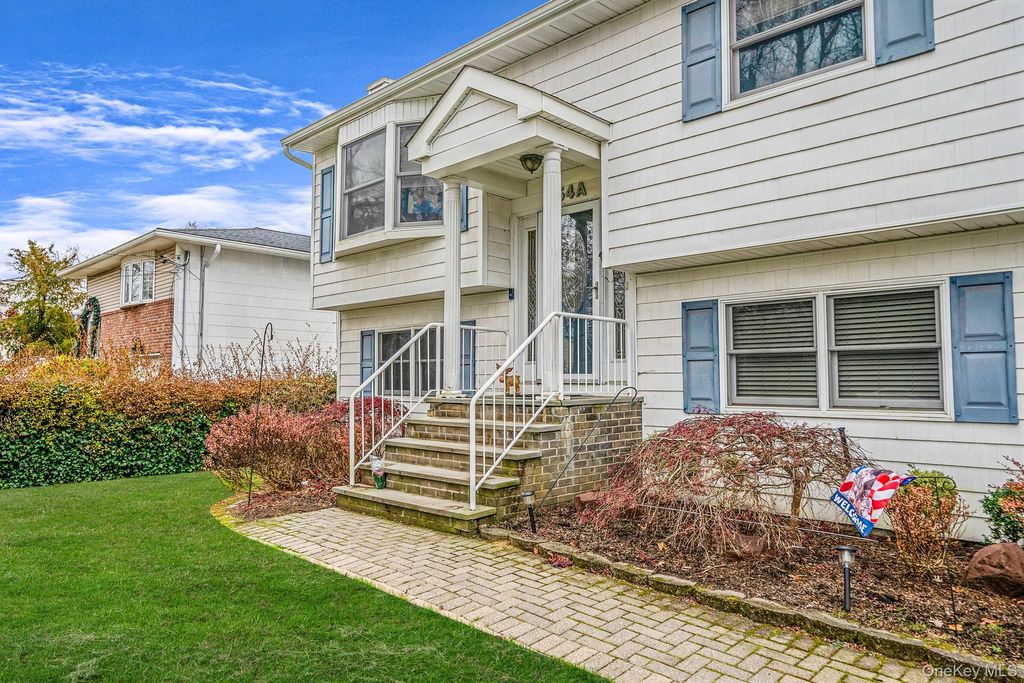 Photo of 154A Woodrow Parkway, West Babylon, NY 11704 (MLS # 943226)