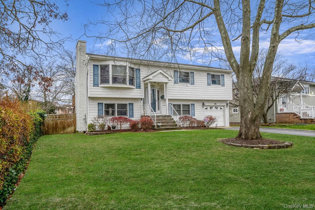 Photo of 154A Woodrow Parkway, West Babylon, NY 11704 (MLS # 943226)