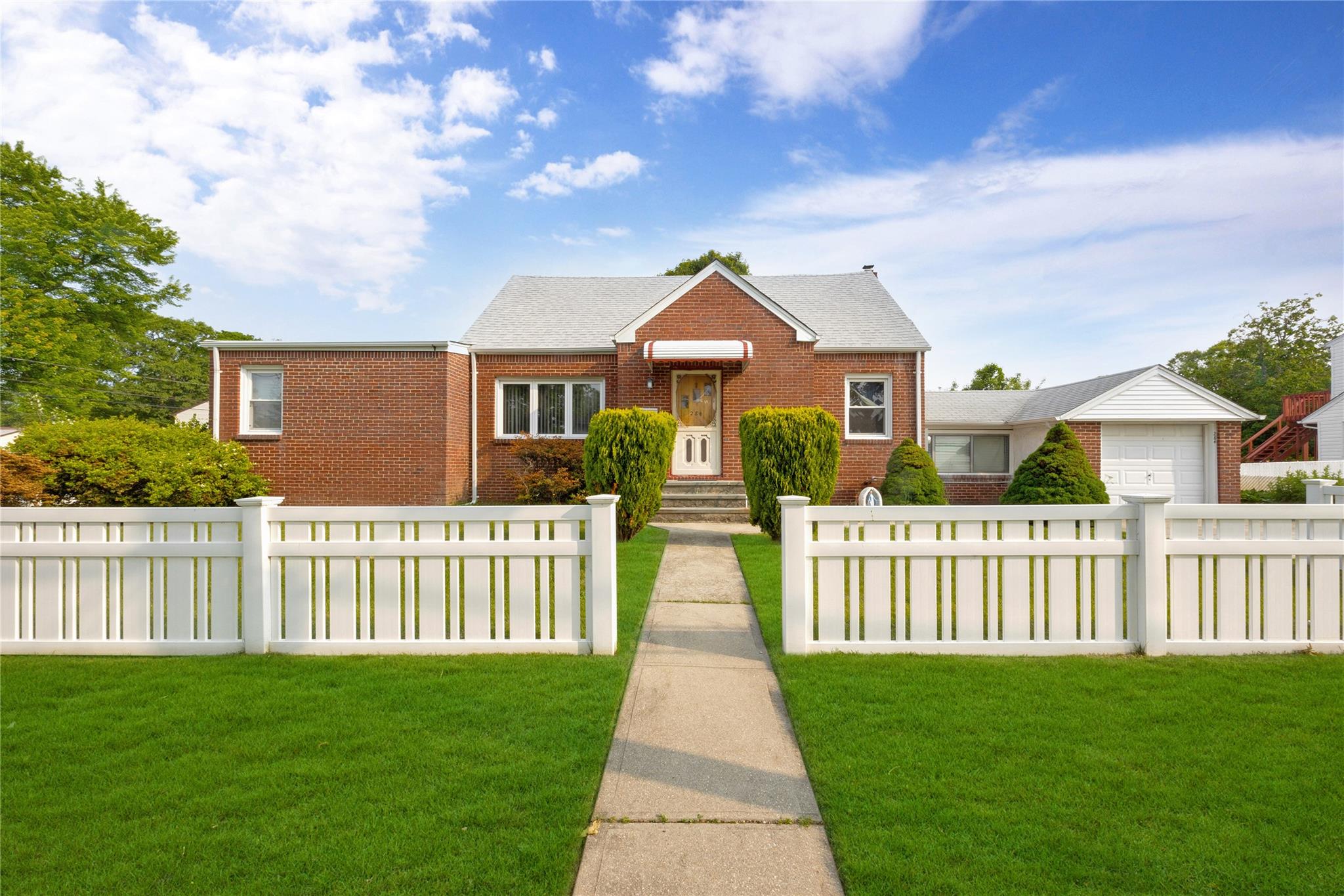 284 W Gates Avenue, Lindenhurst, New York image 1