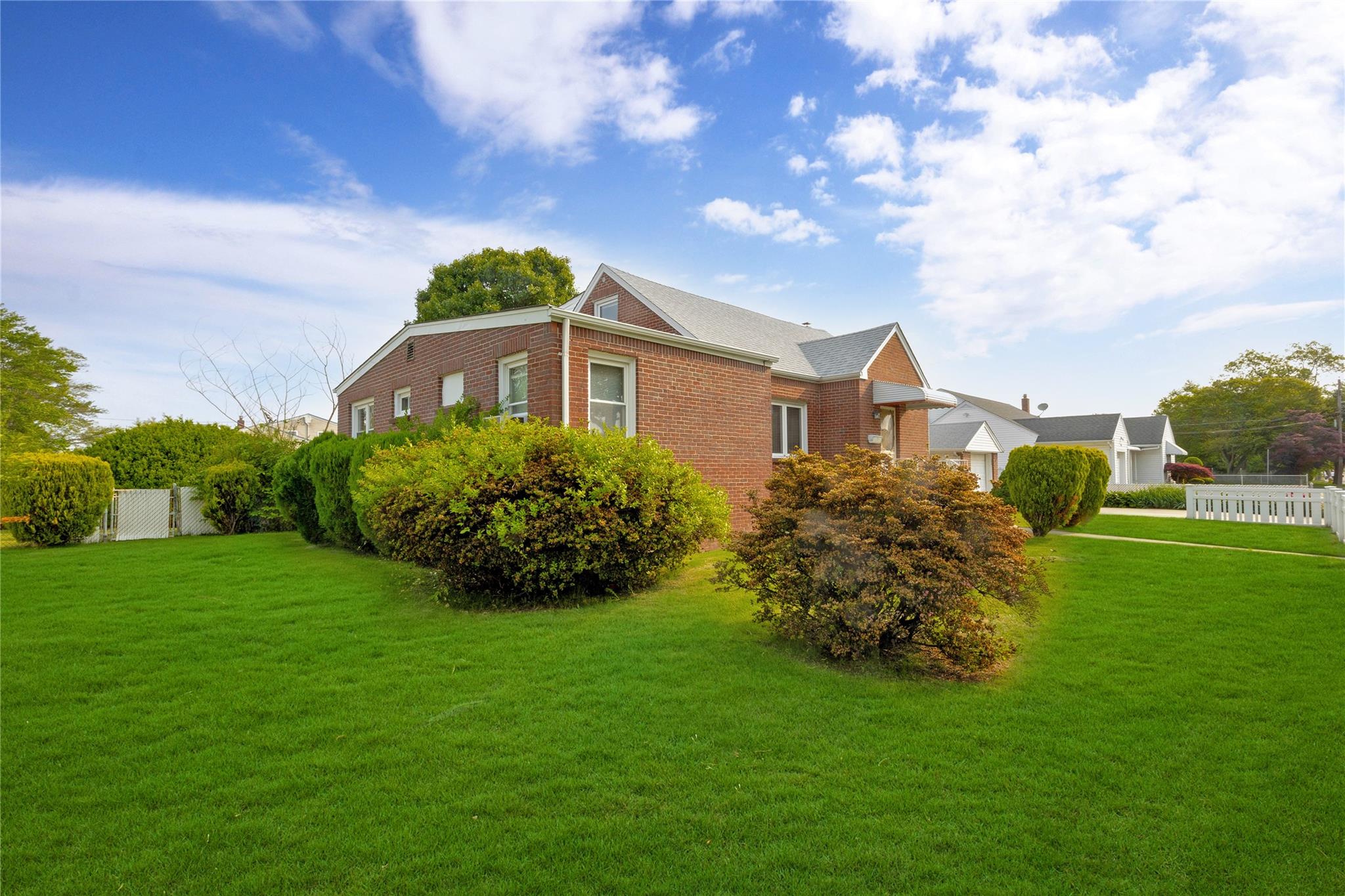 284 W Gates Avenue, Lindenhurst, New York image 23