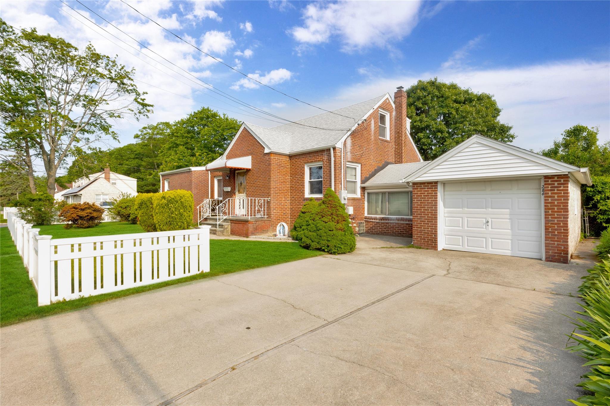 284 W Gates Avenue, Lindenhurst, New York image 2