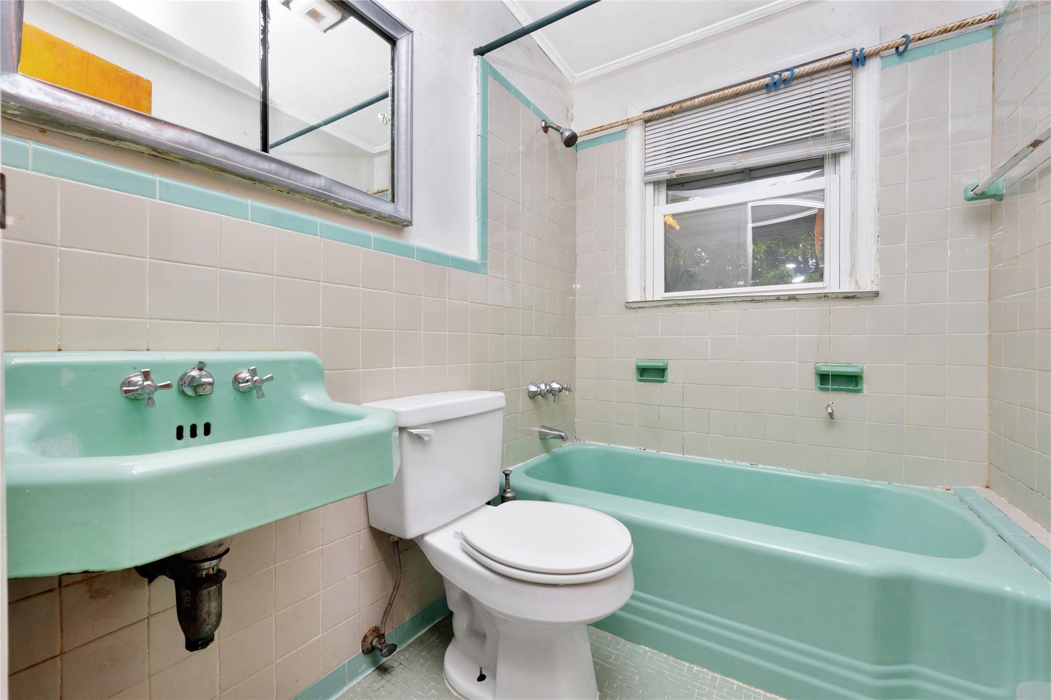 284 W Gates Avenue, Lindenhurst, New York image 22