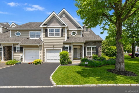 Condo For Sale - 72 Paddington Circle<br/> Smithtown, NY 11787