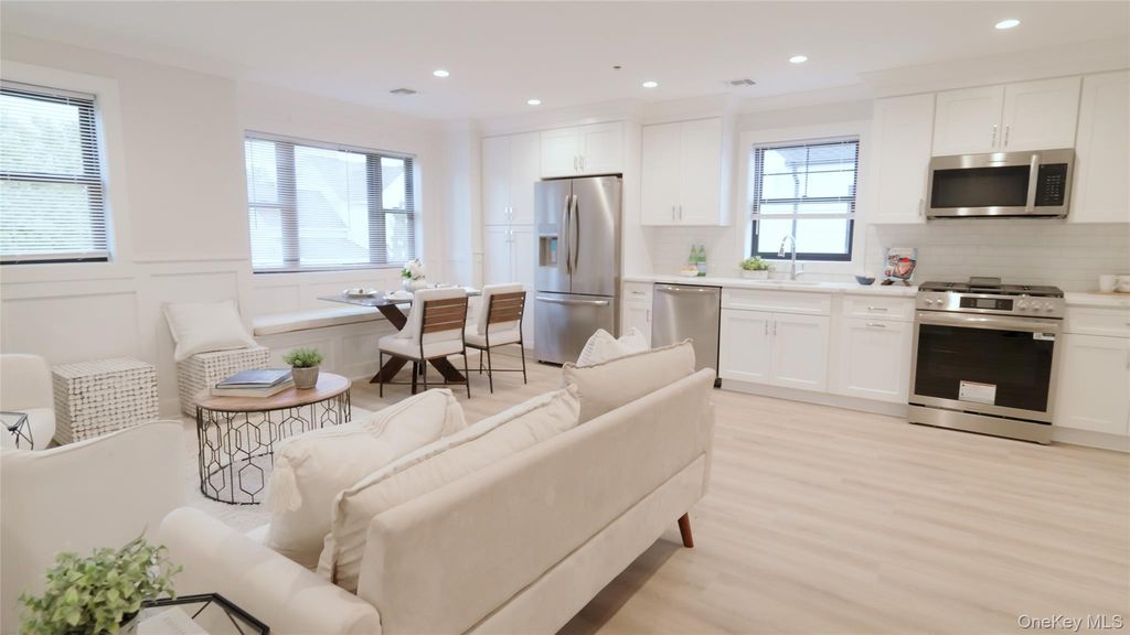 Photo of 161 Union Avenue #10, Lynbrook, NY 11563 (MLS # 966005)