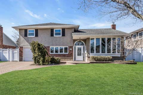 Homes For Sale - 71 Lea Ann Terrace<br/> Wantagh, NY 11793