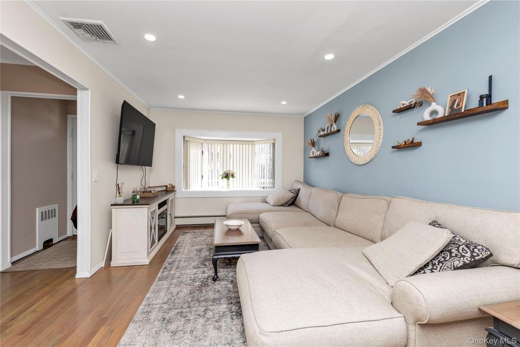 Photo of 8 East Gate, Plainview, NY 11803 (MLS # 974718)