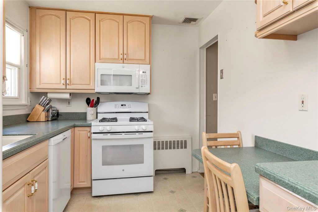 Photo of 8 East Gate, Plainview, NY 11803 (MLS # 974718)