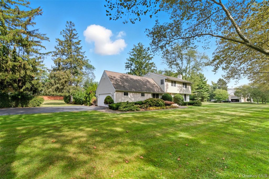 Photo of 9 Snowball Drive, Cold Spring Harbor, NY 11724 (MLS # 914998)