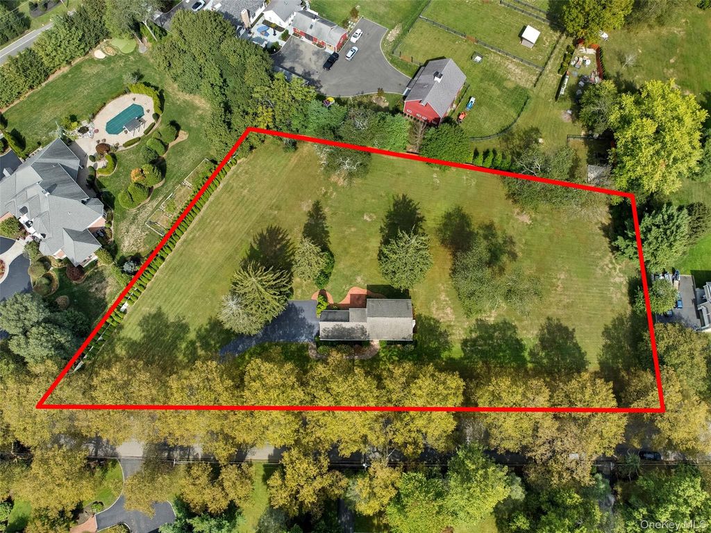 Photo of 9 Snowball Drive, Cold Spring Harbor, NY 11724 (MLS # 914998)
