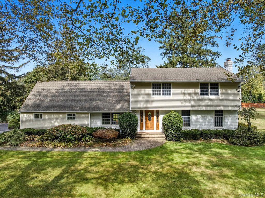 Photo of 9 Snowball Drive, Cold Spring Harbor, NY 11724 (MLS # 914998)