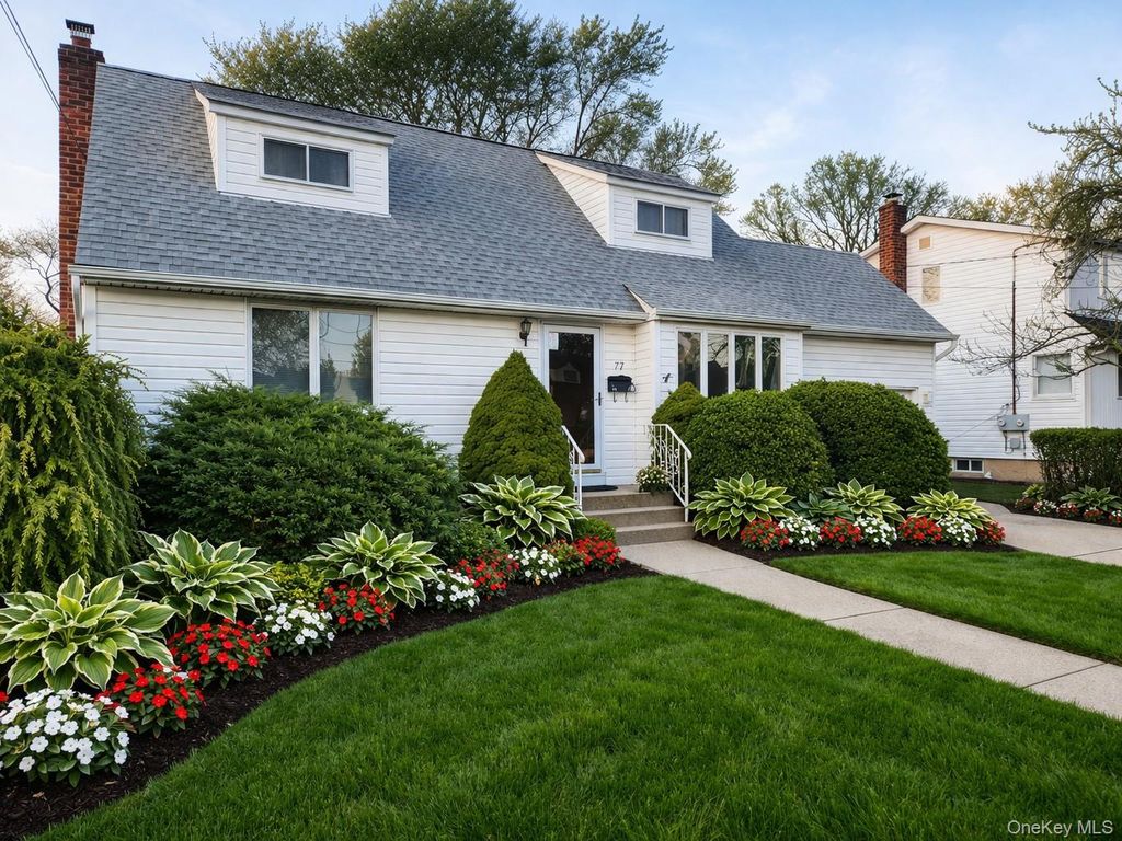 Photo of 77 Nims Avenue, West Babylon, NY 11704 (MLS # 977199)