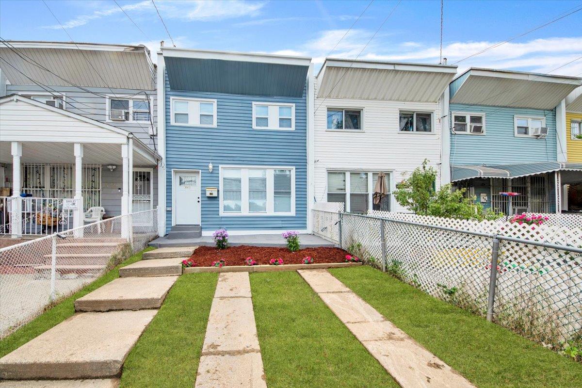 Bolton Avenue, Bronx, New York - 3 Bedrooms  
3 Bathrooms  
8 Rooms - 