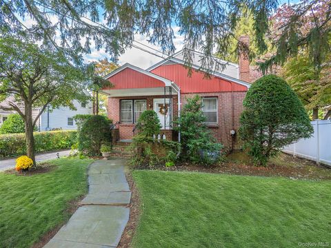 8 Cambridge Glen Cove NY 11542