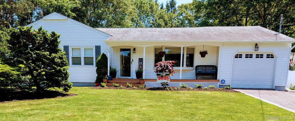 Photo of 362 Easton Street, Ronkonkoma, NY 11779 (MLS # 965498)