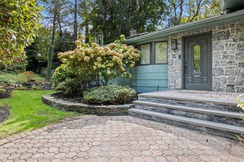 Photo of 17 Bluebird Lane, Huntington, NY 11743 (MLS # 919701)