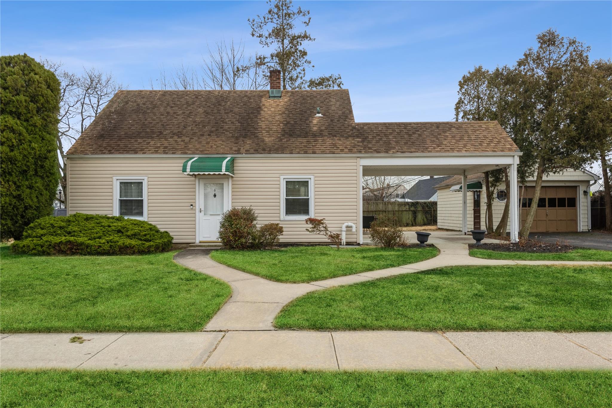 8 Sandy Lane, Levittown, New York image 1