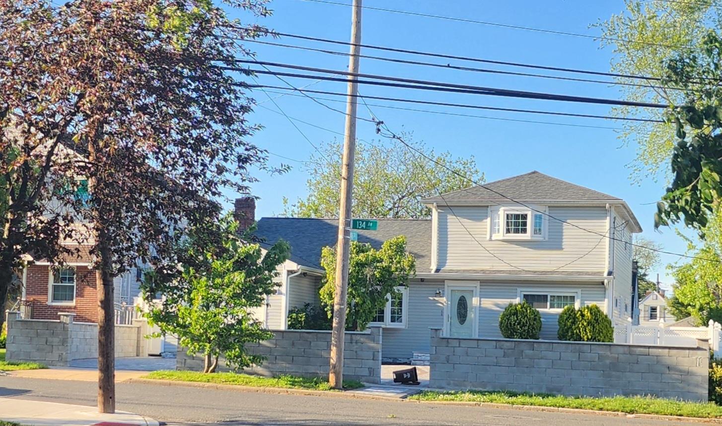 Property for Sale at 134th Avenue Ave, Rosedale, Queens, NY - Bedrooms: 4 
Bathrooms: 3 
Rooms: 10  - $990,000