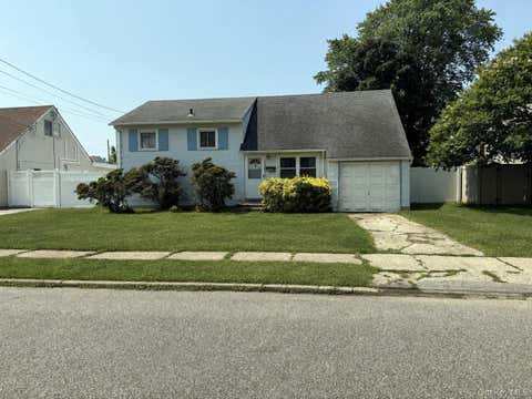 Photo of 1020 N Niagara Avenue, Lindenhurst, NY 11757 (MLS # 1028576)