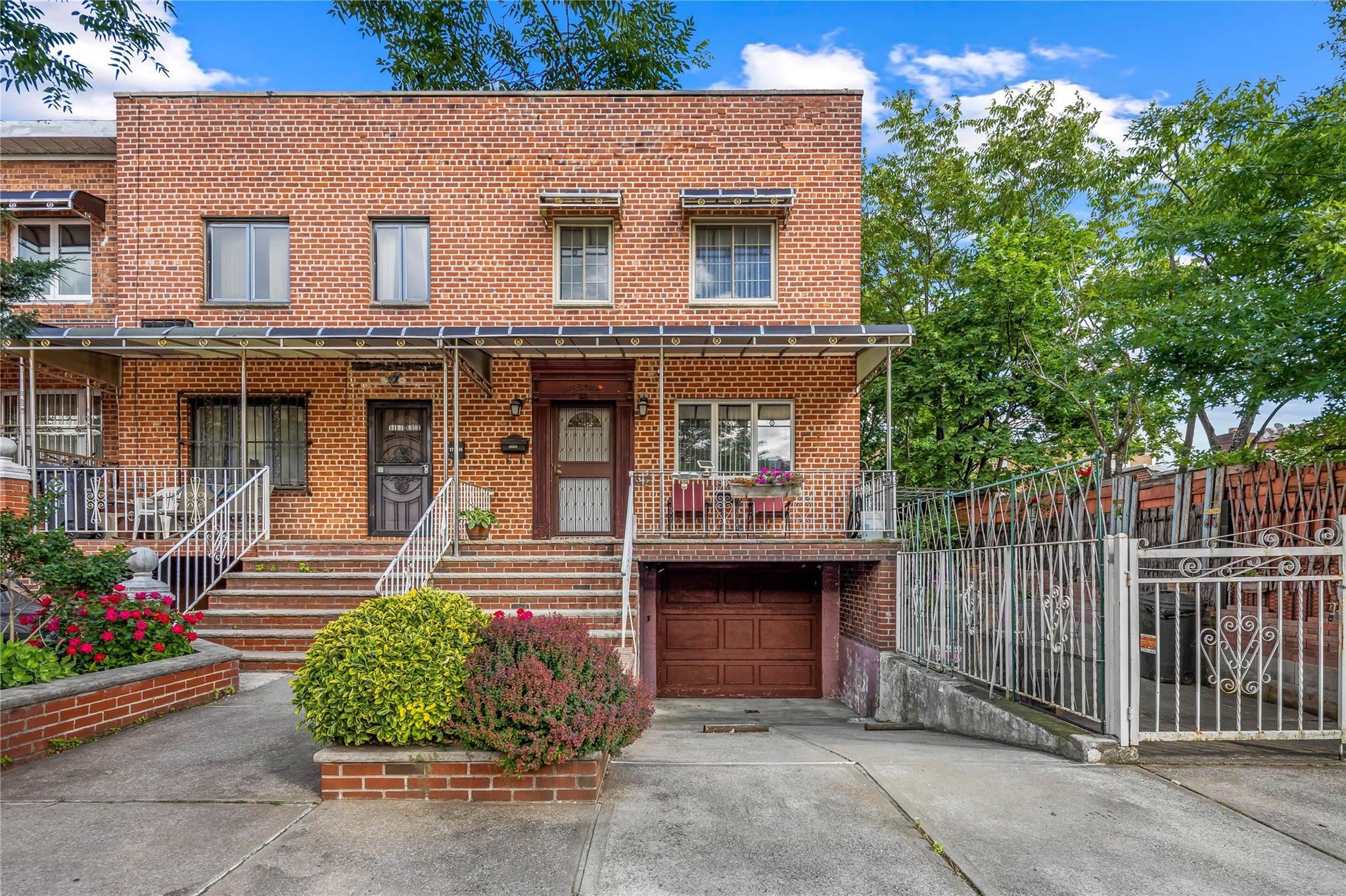 Starr Street, Ridgewood, Queens, NY - 3 Bedrooms  
3 Bathrooms  
7 Rooms - 