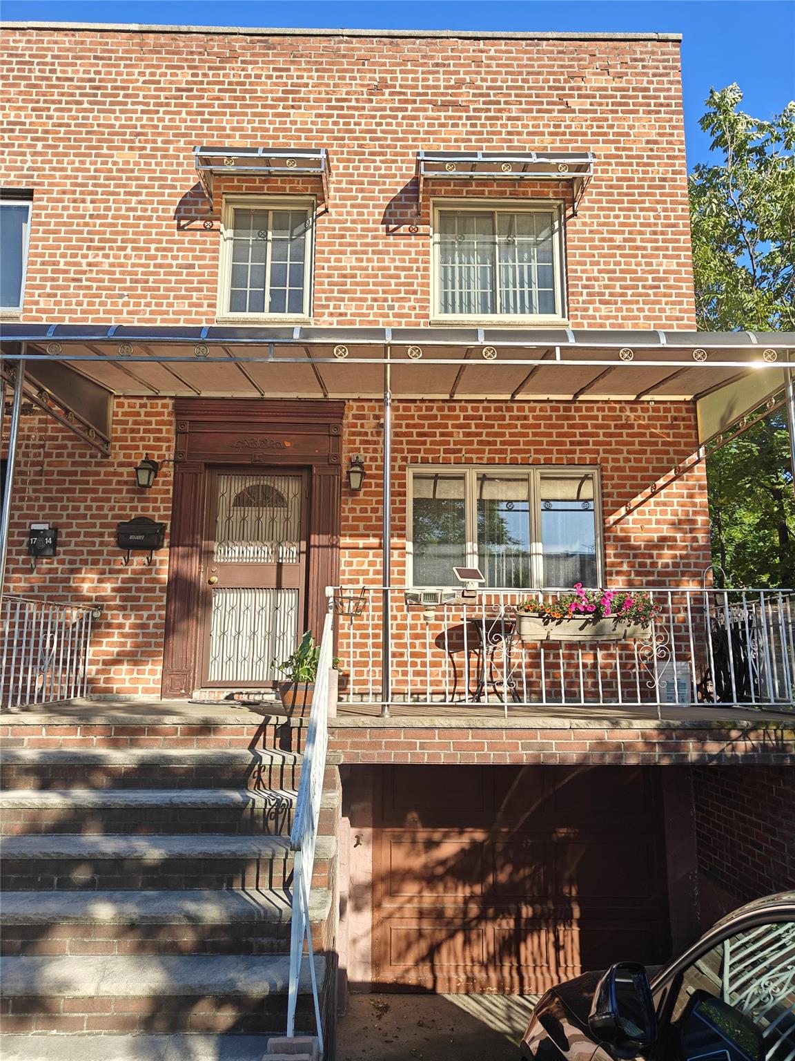 Starr Street, Ridgewood, Queens, NY - 3 Bedrooms  
3 Bathrooms  
7 Rooms - 
