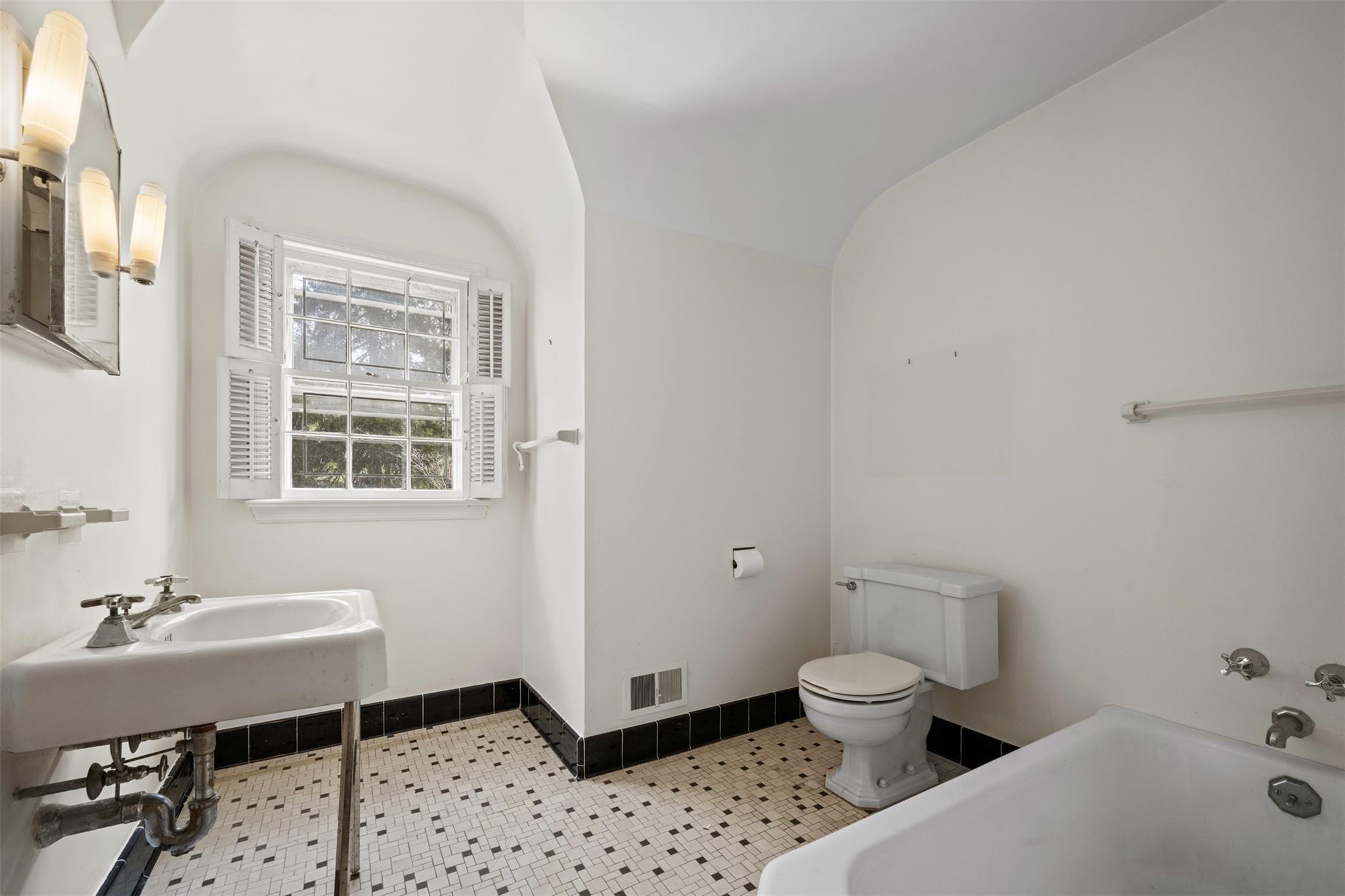 12 School House Lane, Great Neck, New York image 25